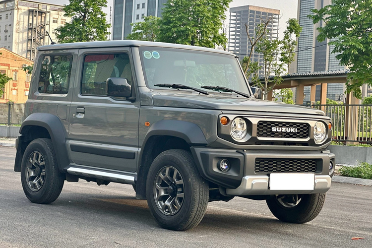 ODO của xe hiện chỉ ở mức 3.000 km. Mức giá mà người bán đưa ra là 790 triệu đồng. Suzuki Jimny tại Việt Nam ra mắt hồi tháng 4 vừa qua, mẫu xe này đang được bán với mức giá 789 triệu đồng cho bản một tông màu và 799 triệu đồng đối với bản phối hai tông màu.