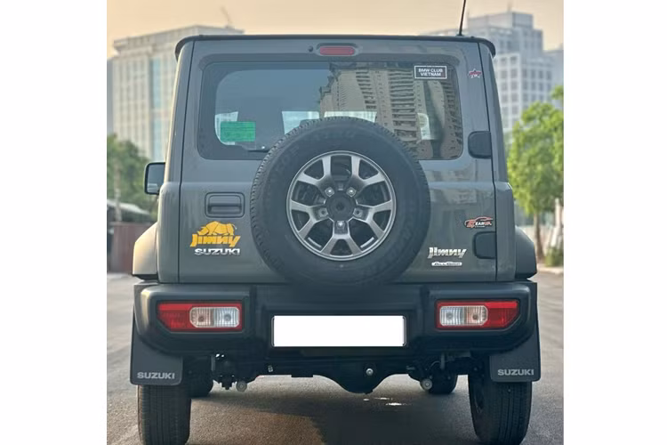 Đáng chú ý, Suzuki Jimny có lẽ là mẫu xe duy nhất trong phân khúc gầm cao cỡ nhỏ được trang bị hệ dẫn động hai cầu, khóa vi sai, nhiều chế độ gài cầu và đi kèm hộp số sàn 5 cấp hoặc hộp số tự động 4 cấp.