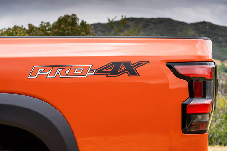 Sự điều chỉnh này giúp khách hàng dễ dàng lựa chọn chiếc bán tải Frontier 2025 ưng ý nhất mà không phải lo đánh đổi giữa kích thước cabin và chiều dài thùng. Frontier 2025 vẫn vận hành bằng khối động cơ V6 3.8L có công suất 310 mã lực và mô-men xoắn cực đại 381 Nm, không đổi so với đời trước.