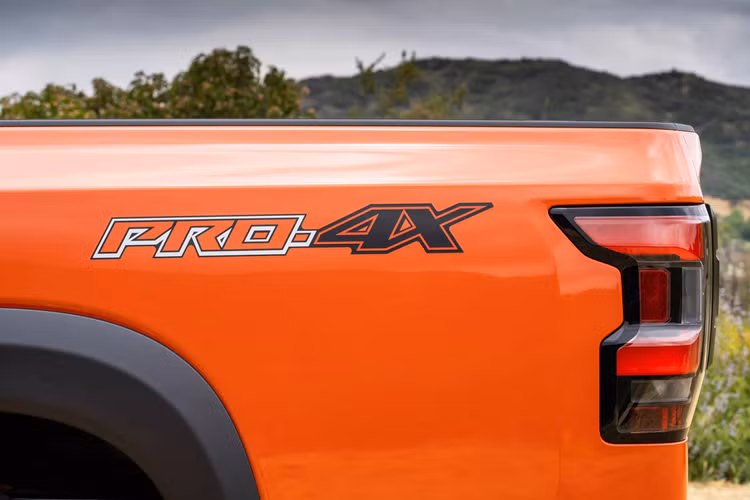 Sự điều chỉnh này giúp khách hàng dễ dàng lựa chọn chiếc bán tải Frontier 2025 ưng ý nhất mà không phải lo đánh đổi giữa kích thước cabin và chiều dài thùng. Frontier 2025 vẫn vận hành bằng khối động cơ V6 3.8L có công suất 310 mã lực và mô-men xoắn cực đại 381 Nm, không đổi so với đời trước.