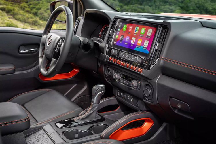 Cấu hình từ SV trở lên có màn hình trung tâm mới kích thước 12,3 inch hỗ trợ Apple CarPlay/Android Auto không dây và ghế lái chỉnh điện 6 hướng.