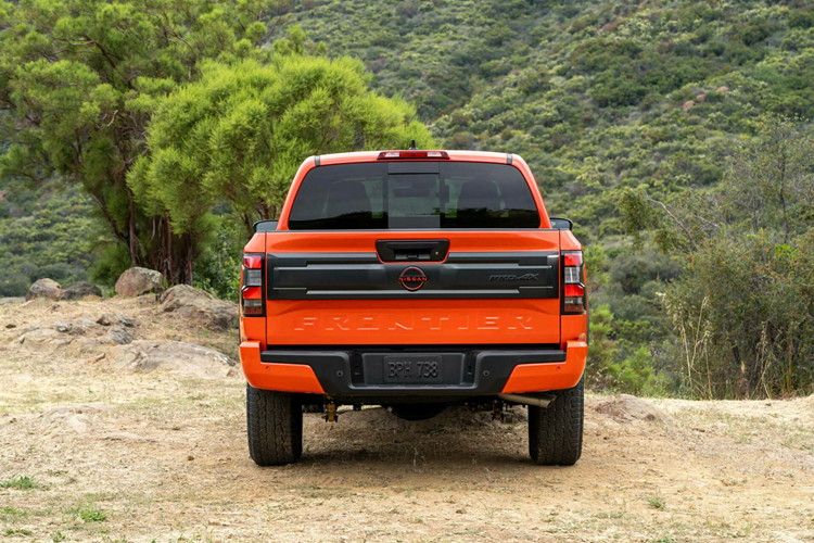 Nissan Frontier lâu nay vẫn được xem là lựa chọn thực dụng nhất trong phân khúc bán tải cỡ trung ở Mỹ vì giá rẻ hơn so với Tacoma, Ranger và Colorado nhưng tính năng không hề thua kém, trong khi vẫn là xe dùng khung gầm chassis rời nên vẫn có lợi thế so với kiểu liền khối unibody của Honda Ridgeline.