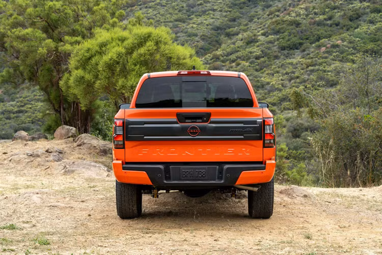 Nissan Frontier lâu nay vẫn được xem là lựa chọn thực dụng nhất trong phân khúc bán tải cỡ trung ở Mỹ vì giá rẻ hơn so với Tacoma, Ranger và Colorado nhưng tính năng không hề thua kém, trong khi vẫn là xe dùng khung gầm chassis rời nên vẫn có lợi thế so với kiểu liền khối unibody của Honda Ridgeline.