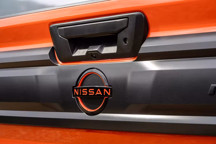 Động cơ này truyền sức kéo thông qua hộp số tự động 9 cấp đến cầu sau hoặc cả 4 bánh, tùy theo từng phiên bản. Đáng chú ý, khả năng kéo rơ-moóc của Frontier 2025 đã được nâng lên tối đa 3.243 kg, hơn hẳn mức 3.012 kg của đời xe 2024 trước đây.