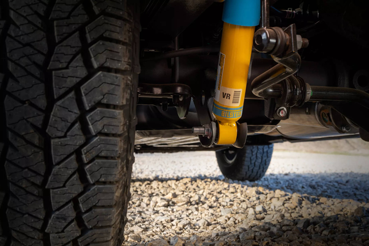 Các cấu hình từ SL trở lên còn có thêm bệ sạc điện thoại không dây, camera 360 độ Intelligent Around View hoạt động được vận tốc lên đến 19 km/h trong chế độ Off-Road và ghế hành khách chỉnh điện 4 hướng. Tùy chọn thùng dài 1,862 mét giờ đây có thể được áp dụng cho mọi phiên bản của Frontier 2025 ngoại trừ bản cấu hình S thấp cấp nhất.