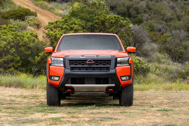 Ở khía cạnh ngoại hình, Nissan Frontier 2025 thể hiện sự khác biệt so với đời trước khi có lưới tản nhiệt dày dặn hơn và không còn dòng chữ tên xe tại nắp ca-pô nữa. Toàn bộ các cụm khe hút gió phía trên và phía dưới được kết nối thành một thể thống nhất, đồng thời cũng có thêm đường trang trí nối đèn chiếu sáng chính với đèn sương mù.