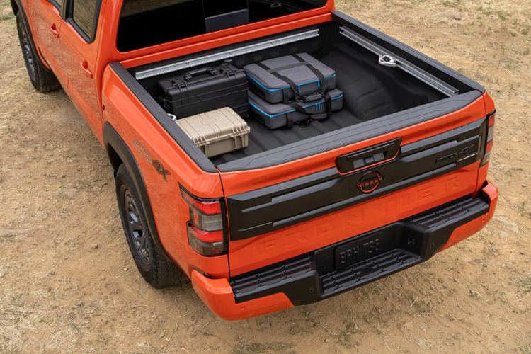 Về phần an toàn, tất cả các phiên bản Frontier 2025 nay đều sở hữu các hệ thống cảnh báo chệch làn đường, cảnh báo điểm mù tích hợp cảnh báo phương tiện cắt ngang phía sau, cảm biến đỗ xe phía sau, đèn pha tự động và kiểm soát ga tự động thông minh.