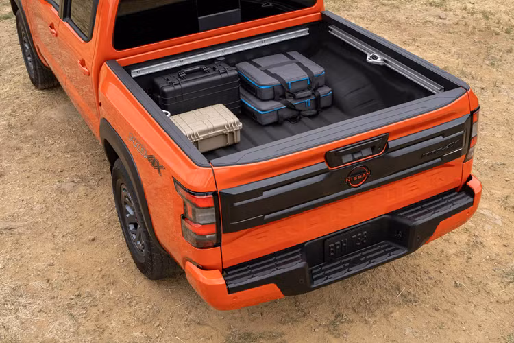 Về phần an toàn, tất cả các phiên bản Frontier 2025 nay đều sở hữu các hệ thống cảnh báo chệch làn đường, cảnh báo điểm mù tích hợp cảnh báo phương tiện cắt ngang phía sau, cảm biến đỗ xe phía sau, đèn pha tự động và kiểm soát ga tự động thông minh.