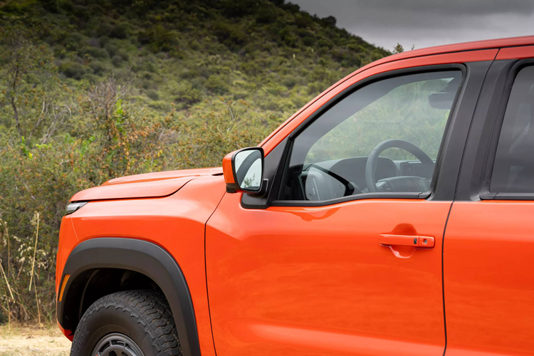 Các năm trước, thùng dài 1,862 mét chỉ có ở kiểu thân King Cab (cabin nhỡ) và là tùy chọn của cấu hình Crew Cab SV (cabin kép), trong khi những bản Crew Cab S, PRO-X và PRO-4X bị giới hạn thùng xe ở loại ngắn (1,496 mét).