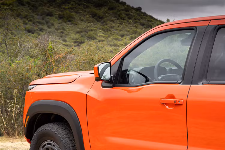 Các năm trước, thùng dài 1,862 mét chỉ có ở kiểu thân King Cab (cabin nhỡ) và là tùy chọn của cấu hình Crew Cab SV (cabin kép), trong khi những bản Crew Cab S, PRO-X và PRO-4X bị giới hạn thùng xe ở loại ngắn (1,496 mét).