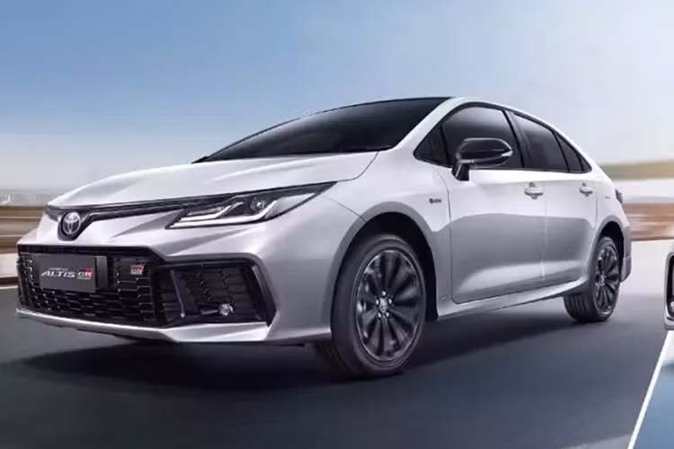 Công suất tổng cộng của mẫu sedan hạng C này là 122 mã lực. Thay đổi tiếp theo của Toyota Corolla Altis 2024 ở thị trường Thái Lan là thiết kế ngoại thất của phiên bản thể thao GR Sport. Ở phiên bản 2024, Toyota Corolla Altis GR Sport chỉ dùng động cơ hybrid.