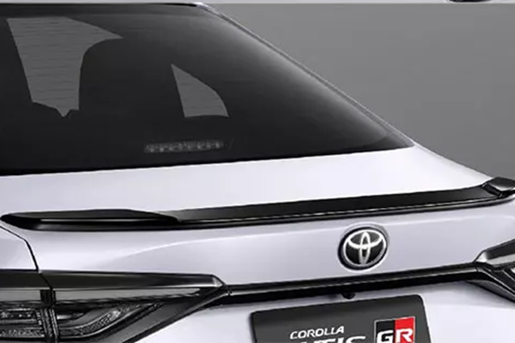 Điểm mới còn lại của dòng Toyota Corolla Altis 2024 ở thị trường Thái Lan là logo HEV thay cho tem chữ "Hybrid" và màu sơn xám xi-măng Cement Grey. Màu sơn này sẽ được áp dụng cho tất cả các bản trang bị của xe, trừ GR Sport.