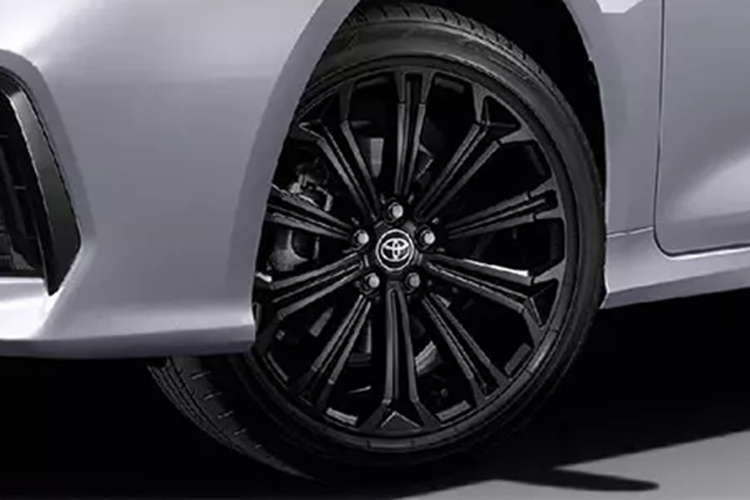 Chưa hết, Toyota Corolla Altis GR Sport 2024 còn có vô lăng với logo riêng, tay nắm cửa màu bạc tối và ghế trước chỉnh điện 8 hướng nâng cấp. Ghế được bọc bằng chất liệu giả da pha da lộn với logo "GR" trên tựa đầu.