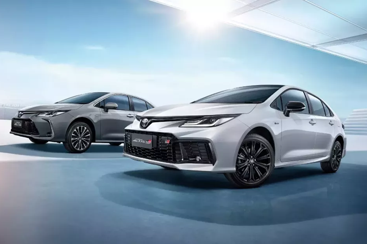 Theo đó, mẫu xe sedan Toyota Corolla Altis HEV 2024 được bổ sung cụm pin lithium-ion mới, thay cho loại niken-hyđrua kim loại (NiMH) cũ. Pin mới có dung lượng tăng nhẹ từ 3,6 Ah lên 4 Ah, giúp xe giảm lượng xăng tiêu thụ từ 4,29 lít/100 km xuống còn 4,2 lít/100 km.