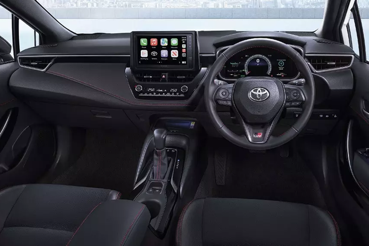 Bên cạnh đó, phiên bản GR Sport còn được bổ sung thiết kế đầu xe mới với lưới tản nhiệt rộng hơn, đi kèm mắt lưới hình vuông. Lưới tản nhiệt này rõ ràng lấy cảm hứng thiết kế từ Toyota GR Yaris mới. Bên cạnh đó là cụm đèn hậu LED với vỏ trong hơn cùng hàng loạt chi tiết sơn đen như nóc, cánh gió đuôi và bộ vành hợp kim đa chấu 17 inch.