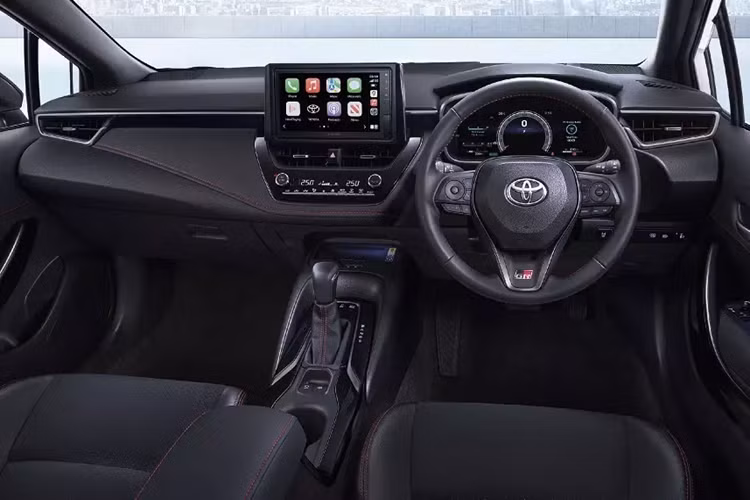 Bên cạnh đó, phiên bản GR Sport còn được bổ sung thiết kế đầu xe mới với lưới tản nhiệt rộng hơn, đi kèm mắt lưới hình vuông. Lưới tản nhiệt này rõ ràng lấy cảm hứng thiết kế từ Toyota GR Yaris mới. Bên cạnh đó là cụm đèn hậu LED với vỏ trong hơn cùng hàng loạt chi tiết sơn đen như nóc, cánh gió đuôi và bộ vành hợp kim đa chấu 17 inch.