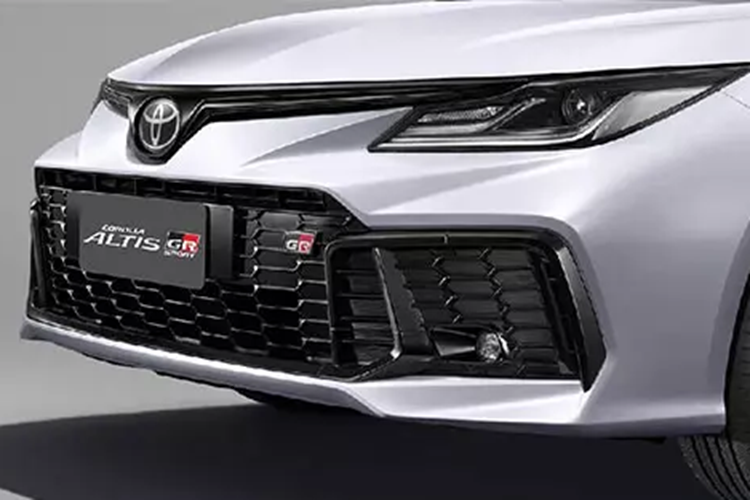 Bên trong Toyota Corolla Altis GR Sport 2024 là không gian nội thất màu đen chủ đạo với những điểm nhấn màu đỏ như chỉ khâu trên mặt táp-lô, vô lăng, tapi cửa, cần số, ghế và bệ tì tay trung tâm. Ngay cả dây đai an toàn của xe cũng màu đỏ.