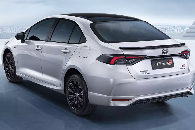 Giá xe Toyota Corolla Altis 2024 ở thị trường Thái Lan đã tăng nhẹ, dao động từ 1,009 - 1,129 triệu Baht (khoảng 750 - 840 triệu đồng).
