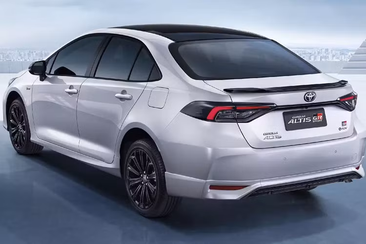 Giá xe Toyota Corolla Altis 2024 ở thị trường Thái Lan đã tăng nhẹ, dao động từ 1,009 - 1,129 triệu Baht (khoảng 750 - 840 triệu đồng).