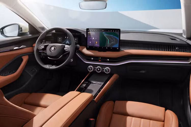 Quan trọng hơn, Skoda Kodiaq Armored có kính chống đạn và sửa đổi khá nhiều khoang hành khách với việc bổ sung thêm lớp giáp thép. Các kỹ sư Skoda đã bổ sung hệ thống treo và phanh được nâng cấp, đảm bảo rằng Skoda Kodiaq Armored có trọng lượng nặng hơn này vẫn giữ được khả năng lái và sự nhanh nhẹn của phiên bản tiêu chuẩn.