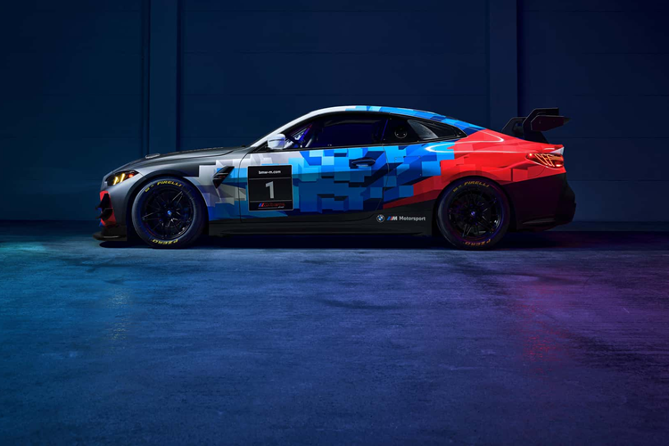 Để tăng lực ép xuống phần đuôi sau cho xe, BMW đã thay đổi góc của cánh gió cỡ lớn, đồng thời thương hiệu cũng gia cố thêm cho xe các thanh chống lật đặc biệt ở cả hai trục, đĩa phanh sau lớn hơn và bộ vi sai được tối ưu hóa để giúp điều chỉnh dễ dàng hơn.