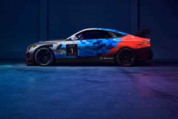 Để tăng lực ép xuống phần đuôi sau cho xe, BMW đã thay đổi góc của cánh gió cỡ lớn, đồng thời thương hiệu cũng gia cố thêm cho xe các thanh chống lật đặc biệt ở cả hai trục, đĩa phanh sau lớn hơn và bộ vi sai được tối ưu hóa để giúp điều chỉnh dễ dàng hơn.