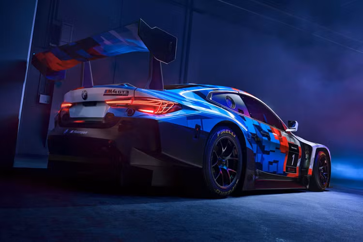 M4 GT3 hiện tại đã giành được hơn 80 chiến thắng và giành được 9 danh hiệu cho đến nay. Mức giá xe BMW M4 GT3 2025 khởi điểm ở mức khoảng 578.000 Euro (tương đương khoảng 625.000 USD và gần 16 tỷ đồng) theo quy đổi hiện tại.