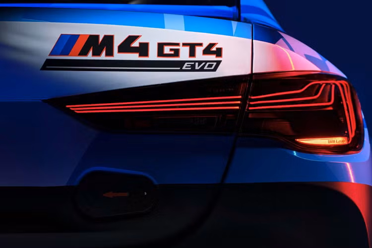 Trên thực tế mẫu xe này có kích thước rất lớn với chiều dài gần bằng chiếc 7 Series E65. Đối với M4 GT3 thông thường, chiều dài và chiều rộng của xe vẫn không thay đổi.