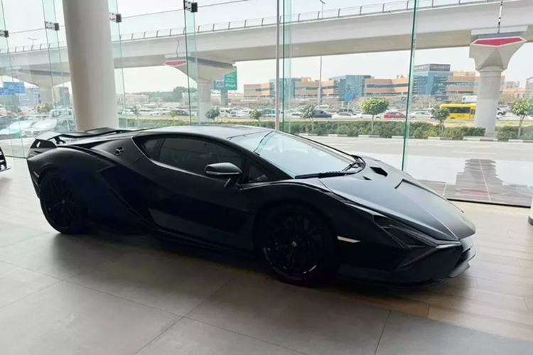 Lamborghini Sian còn có trang bị bộ siêu tụ điện thay cho cụm pin lithium-ion truyền thống, đồ chơi mới này mạnh gấp 3 lần so với cụm pin có cùng trọng lượng và nhẹ hơn gấp 3 lần. Vị trí của bộ siêu tụ điện trên siêu xe Lamborghini Sian là giữa khoang lái và khoang động cơ nhằm mang đến tỷ lệ phân bổ trọng lượng tối ưu.