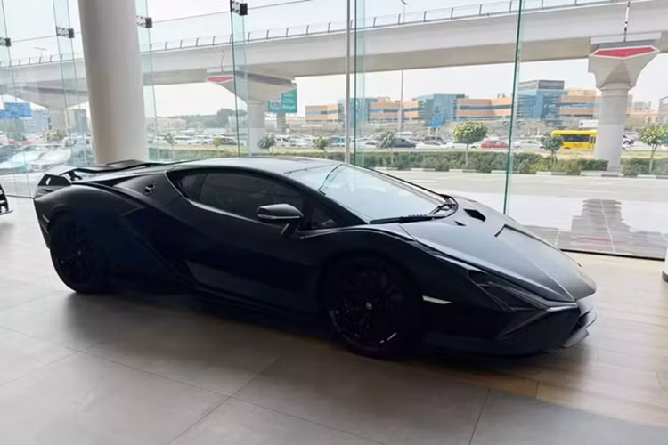 Lamborghini Sian còn có trang bị bộ siêu tụ điện thay cho cụm pin lithium-ion truyền thống, đồ chơi mới này mạnh gấp 3 lần so với cụm pin có cùng trọng lượng và nhẹ hơn gấp 3 lần. Vị trí của bộ siêu tụ điện trên siêu xe Lamborghini Sian là giữa khoang lái và khoang động cơ nhằm mang đến tỷ lệ phân bổ trọng lượng tối ưu.