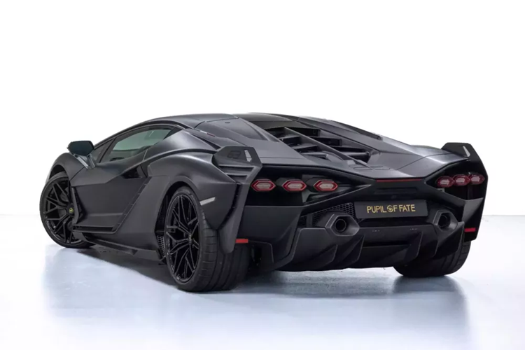 Chưa hết, động cơ của Lamborghini Sian còn kết hợp với hệ thống mild hybrid sử dụng mô-tơ điện 48 V, tích hợp vào hộp số để tạo ra công suất 34 mã lực. Nhờ đó mà tổng cộng công suất của xe Lamborghini Sian là 808 mã lực và có thể tăng tốc từ vị trí xuất phát lên100 km/h chỉ trong thời gian 2,8 giây trước khi đạt vận tốc tối đa 350 km/h.
