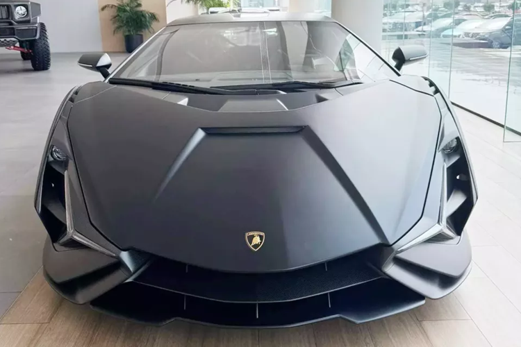 Về chiếc siêu xe Lamborghini Sian của Hoàng Kim Khánh bật mí đã mua, mẫu xe này chỉ sản xuất giới hạn 63 chiếc trên toàn cầu, ban đầu xe chỉ có giá bán 3,27 triệu đô la, nhưng sau này bị tăng giá 3,5 triệu đô la, tương đương 82 tỷ đồng.