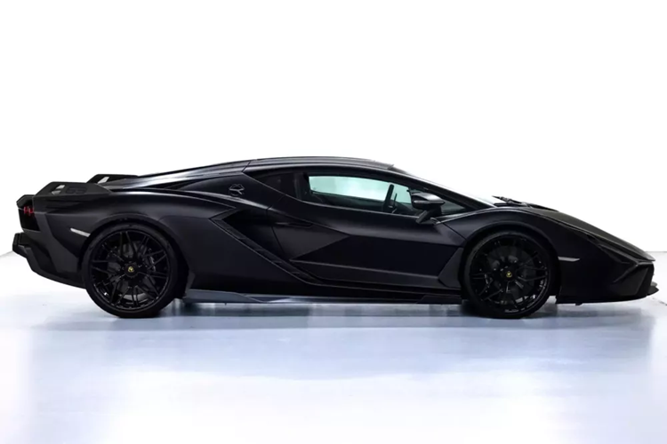 Có thể thấy, Lamborghini Sian là 1 sản phẩm sưu tầm rất giá trị cho các đại gia chơi xe, nếu mang nó về garage xe của mình, rất có thể đây sẽ là chiếc siêu xe có giá đắt nhất từ trước đến nay, mà đại gia Hoàng Kim Khánh sở hữu, xe Koenigsegg Regera chỉ có giá 2,9 triệu đô la.