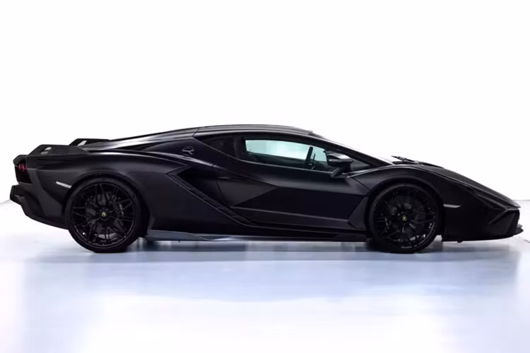 Có thể thấy, Lamborghini Sian là 1 sản phẩm sưu tầm rất giá trị cho các đại gia chơi xe, nếu mang nó về garage xe của mình, rất có thể đây sẽ là chiếc siêu xe có giá đắt nhất từ trước đến nay, mà đại gia Hoàng Kim Khánh sở hữu, xe Koenigsegg Regera chỉ có giá 2,9 triệu đô la.