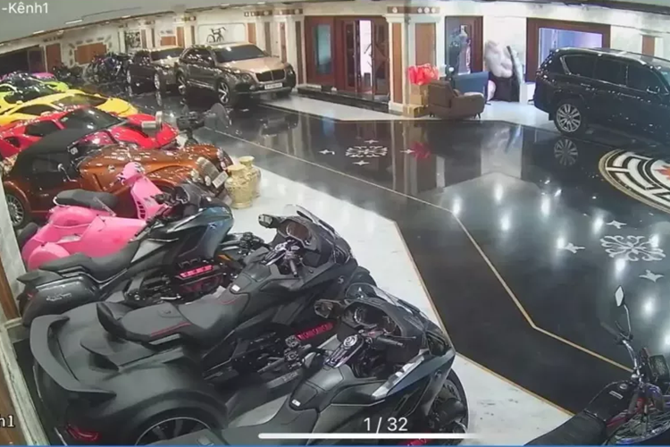 Cùng với đó là dàn môtô và xe đạp của Hoàng Kim Khánh với đủ màu như xanh, xám, trắng, cam..