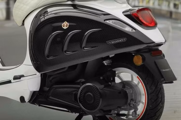 Cung cấp năng lượng xe là bộ pin lithium-ion 4,2 kWh có thể được sạc đầy trong 4 giờ bằng ổ cắm 220V.