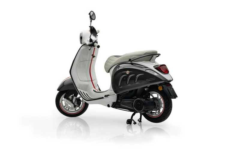 Hiện tại, giá xe Vespa Elettrica có giá bán lẻ đền xuất là 7.999 USD (khoảng 200 triệu đồng) tại thị trường Mỹ.