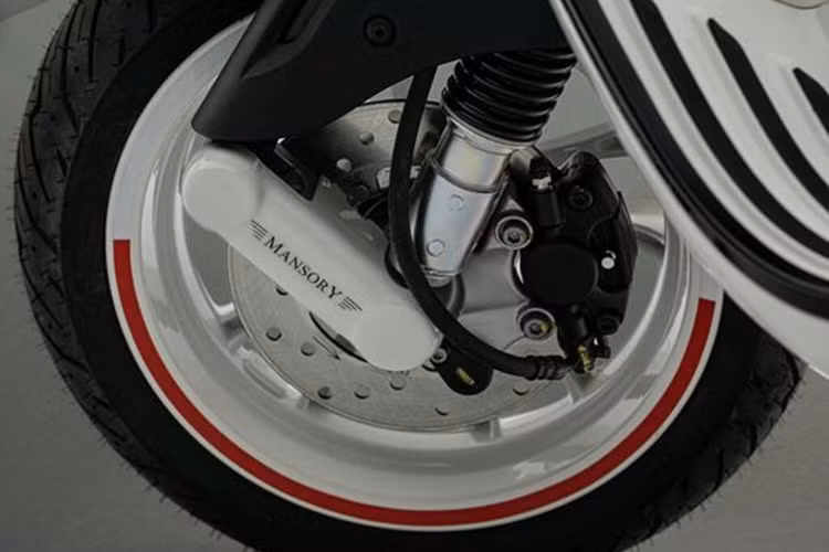 Với các tùy chọn chế độ lái Eco và Power, chiếc xe tay ga điện này có thể đi được quãng đường lên tới 100 km trong một lần sạc.