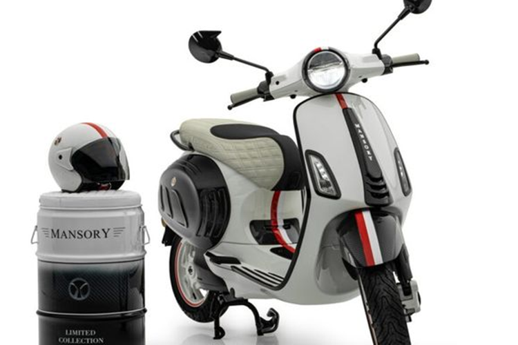 Để nâng cấp chiếc xe ga Vespa Elettrica, Mansory đã thay thế các chi tiết gồm ốp gương, cà vạt, chắn bùn phía trước, tấm ốp bên hông, lốc máy bằng bộ bodykit làm từ vật liệu carbon.