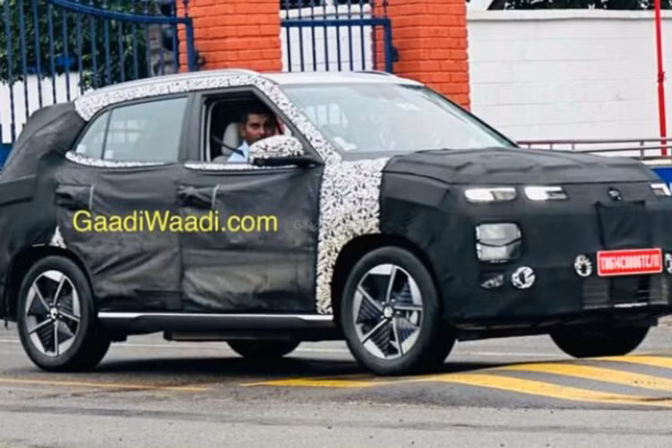 Hyundai Creta EV chạy điện có cản trước và sau được tinh chỉnh, đi cùng bộ mâm khí động học 18 inch mới. Khu vực lưới tản nhiệt dù được ngụy trang nhưng khả năng sẽ được thiết kế đóng kín giống như trên các mẫu xe điện khác. Phía đuôi xe vẫn là cụm đèn hậu LED đặc trưng giống với Creta bản xăng.