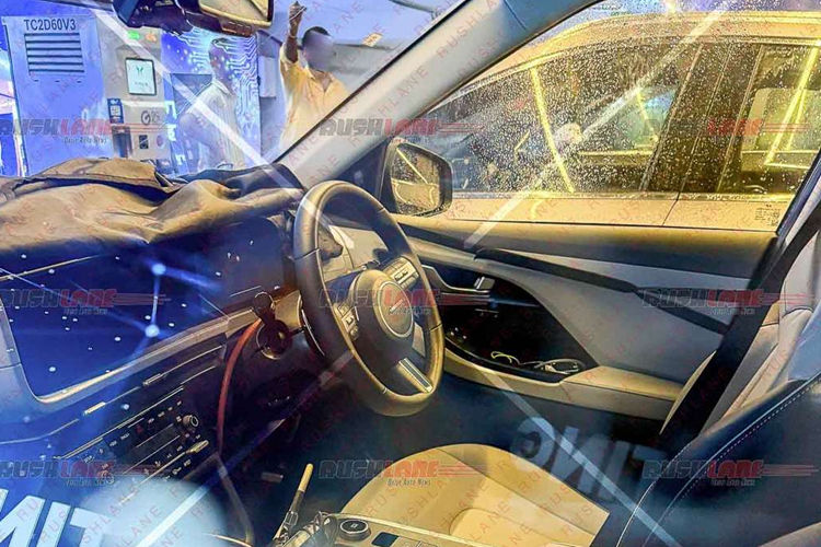 Còn lại, Hyundai Creta EV vẫn sở hữu các trang bị như trên phiên bản chạy động cơ đốt trong gồm: bảng táp-lô cong hiện đại; cửa gió điều hòa nằm ngang; hệ thống màn hình kép 10,25 inch cho bảng đồng hồ kỹ thuật số và hệ thống thông tin giải trí; nội thất hai tông màu; vô lăng và cần số bọc da; ghế lái chỉnh điện 8 hướng.