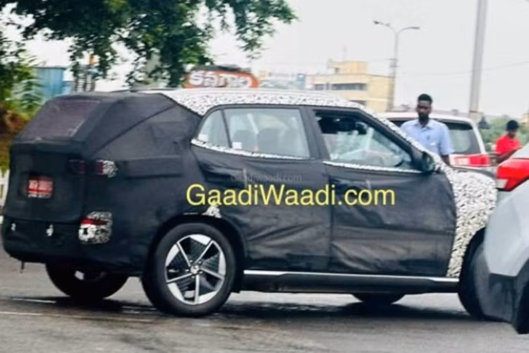 So với phiên bản chạy xăng, nội thất của SUV điện Hyundai Creta EV có điểm khác biệt rõ ràng nhất nằm ở thiết kế vô lăng 3 chấu dạng tròn hoàn toàn thay vì đáy phẳng. Hyundai Creta EV còn có thêm logo "Creta electric" độc quyền trên hệ thống ghế ngồi.