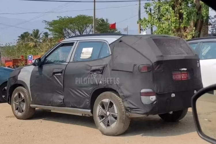 Nhiều đồn đoán cho rằng, Creta EV sẽ có hai tùy chọn động cơ là: động cơ điện đơn và động cơ điện kép. Xe sẽ có phạm vi hoạt động khoảng 450 km. Với hệ thống phanh tái tạo tiên tiến, người dùng có thể mong đợi phạm vi hoạt động thực tế khoảng 350 km. Hyundai sẽ đảm bảo rằng Creta EV mang lại hiệu suất tổng thể tốt hơn so với Creta ICE.