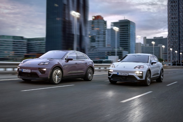 Được phát triển dựa trên nền tảng PPE (Premium Platform Electric) của tập đoàn Volkswagen - tương tự Audi A6 e-tron hay Q6 e-tron, Macan EV sở hữu hệ thống điện 800 Volt với khả năng sạc nhanh bằng cổng DC. Tuy nhiên, xe đã loại bỏ hộp số 2 cấp ở cầu sau.