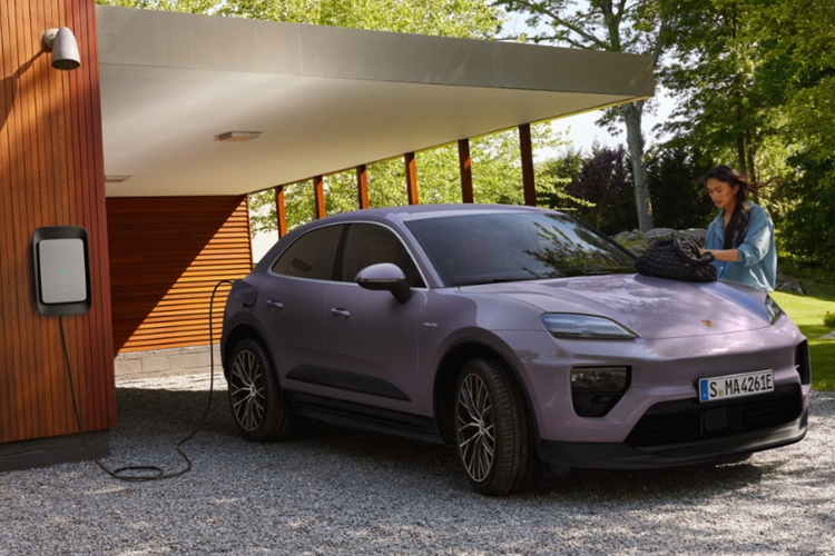 Cung cấp sức mạnh cho Porsche bản Macan EV tiêu chuẩn tại Việt Nam là mô tơ điện cho công suất tối đa lên đến 355 mã lực. Bản Macan 4 EV có công suất lên đến 402 mã lực, bản Macan 4S EV là 509 mã lực.