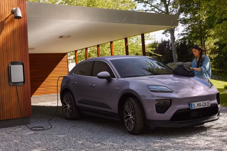 Cung cấp sức mạnh cho Porsche bản Macan EV tiêu chuẩn tại Việt Nam là mô tơ điện cho công suất tối đa lên đến 355 mã lực. Bản Macan 4 EV có công suất lên đến 402 mã lực, bản Macan 4S EV là 509 mã lực.