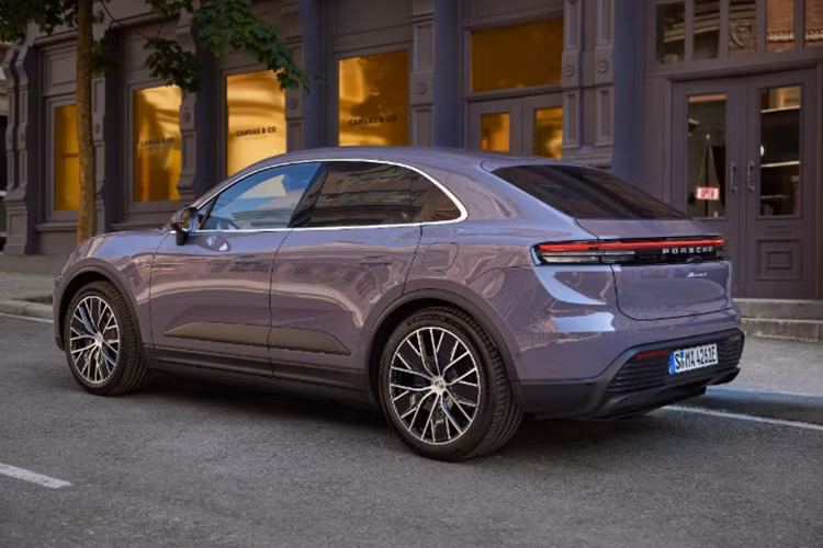 Nắp ca-pô lớn hình vỏ sò đã được thay thế bằng một nắp thông thường hơn với các đường khép kín chạy từ đỉnh đèn pha đến chân trụ kính chắn gió, thay vì dọc theo cạnh của cánh trước.