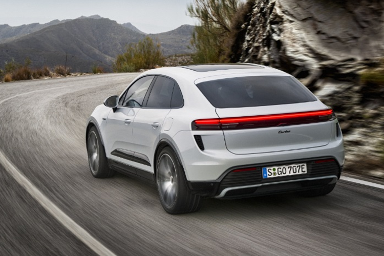 Được gia tăng kích thước nên Macan EV có không gian nội thất rộng rãi hơn mang đến chỗ ngồi thoải mái hơn cho hành khách. Bên cạnh đó khoang hành lý cũng được tăng lên so với phiên bản động cơ đốt trong.