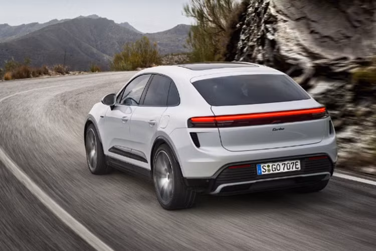 Được gia tăng kích thước nên Macan EV có không gian nội thất rộng rãi hơn mang đến chỗ ngồi thoải mái hơn cho hành khách. Bên cạnh đó khoang hành lý cũng được tăng lên so với phiên bản động cơ đốt trong.