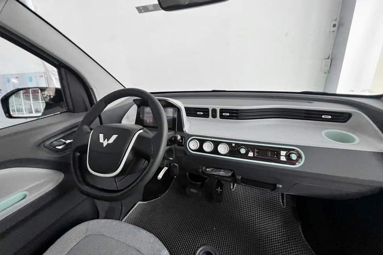 Vì có kích thước nhỏ nên Wuling Hongguang Mini EV chỉ được trang bị nội thất 4 chỗ ngồi khá chật hẹp và không có khoang hành lý. Bên cạnh đó là ghế bọc nỉ, ghế trước chỉnh 4 hướng, màn hình LCD TFT 7 inch sau vô lăng, kết nối Bluetooth, 2 loa, điều hòa 2 chiều và kính cửa sổ chỉnh điện.